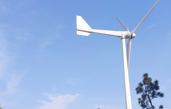 风力发电机与地面的高度取决于哪些因素？