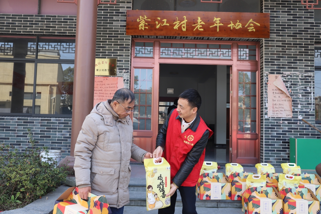 暖春意，敬老情-百乐博多年对峙慰问孤寡老人